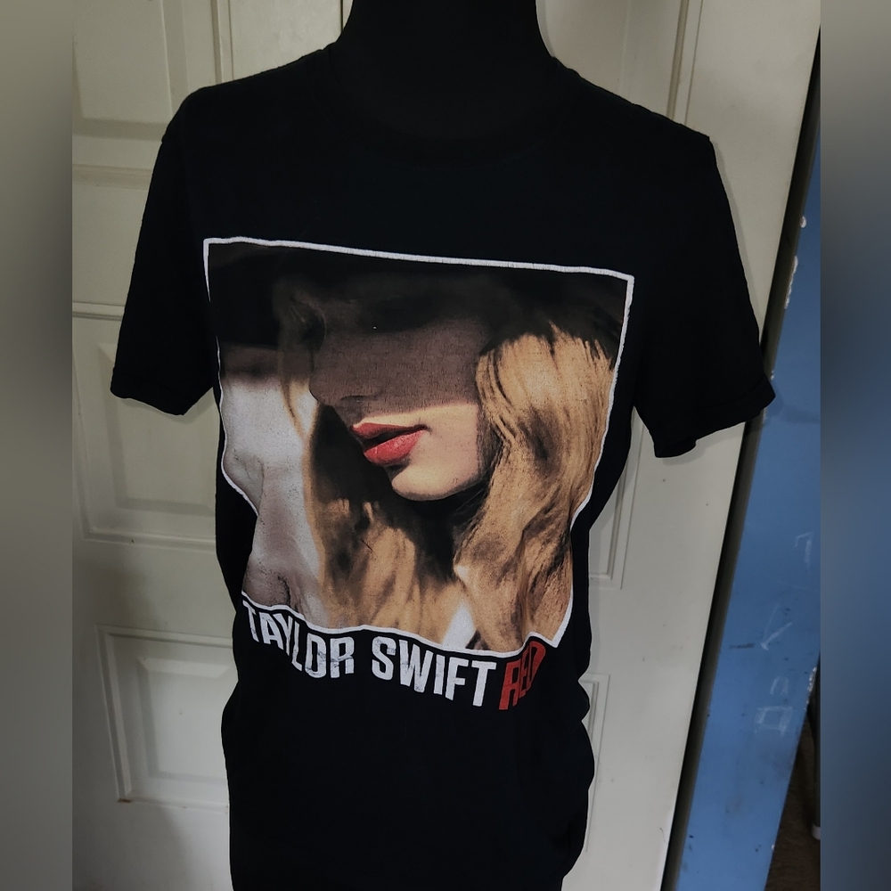 Taylor Swift Red Concert Tee Black Short Sleeve 2013